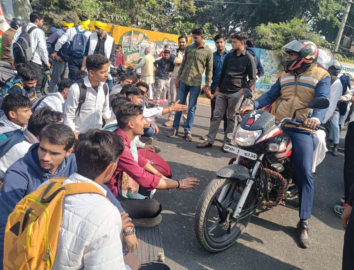 Students blocked Meerut-Karnal road for their demands and raised slogans