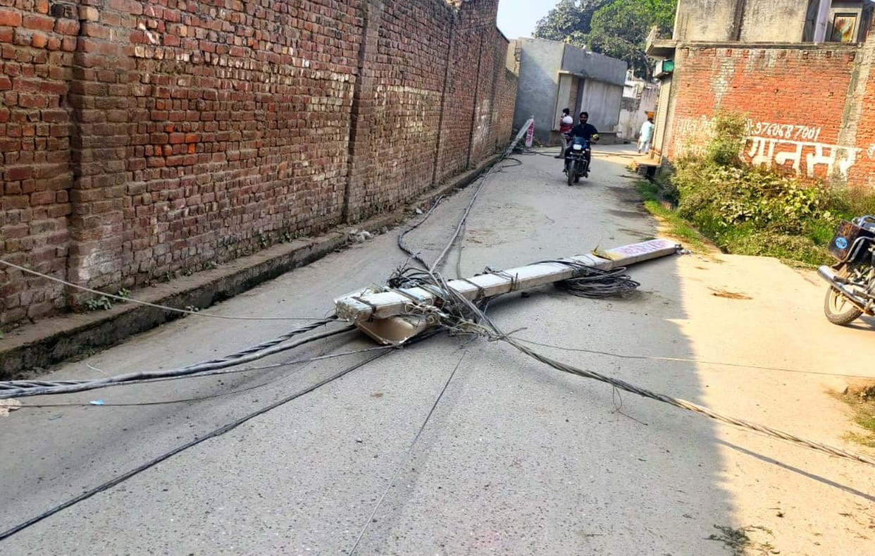 Kanpur 30 electricity poles fell in the storm power outage for 24 hours people created ruckus at sub-stations