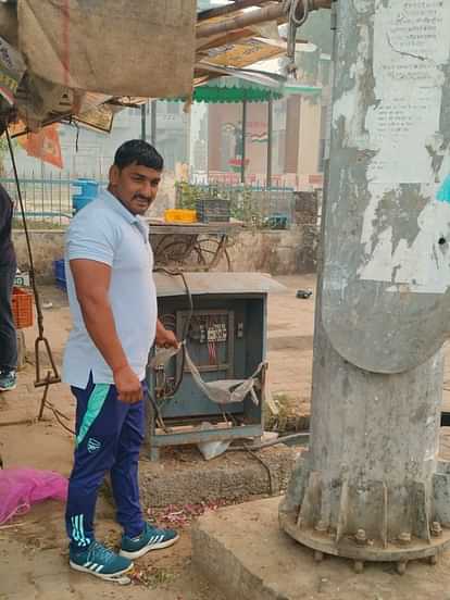 Box attached to high-mast light pole is inviting accidents