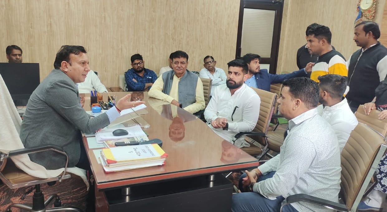 People of Ward-13 reached the Municipal Council office demanding action