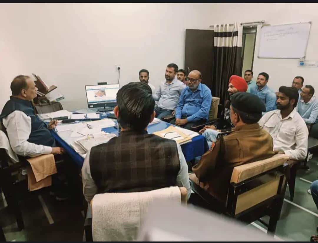 बैठक करते आबकारी अधिकारी संजीव पटावरी।