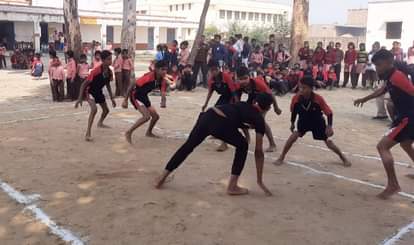 परिषदीय विद्यालय में कबड्डी में भाग लेते छात्र। (सांकेतिक)