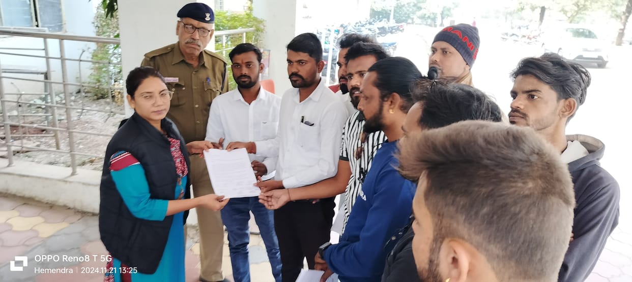 Sarpanches of 17 gram panchayats submitted a memorandum to the Chief Minister to make Bandakpur a sub-tehsil