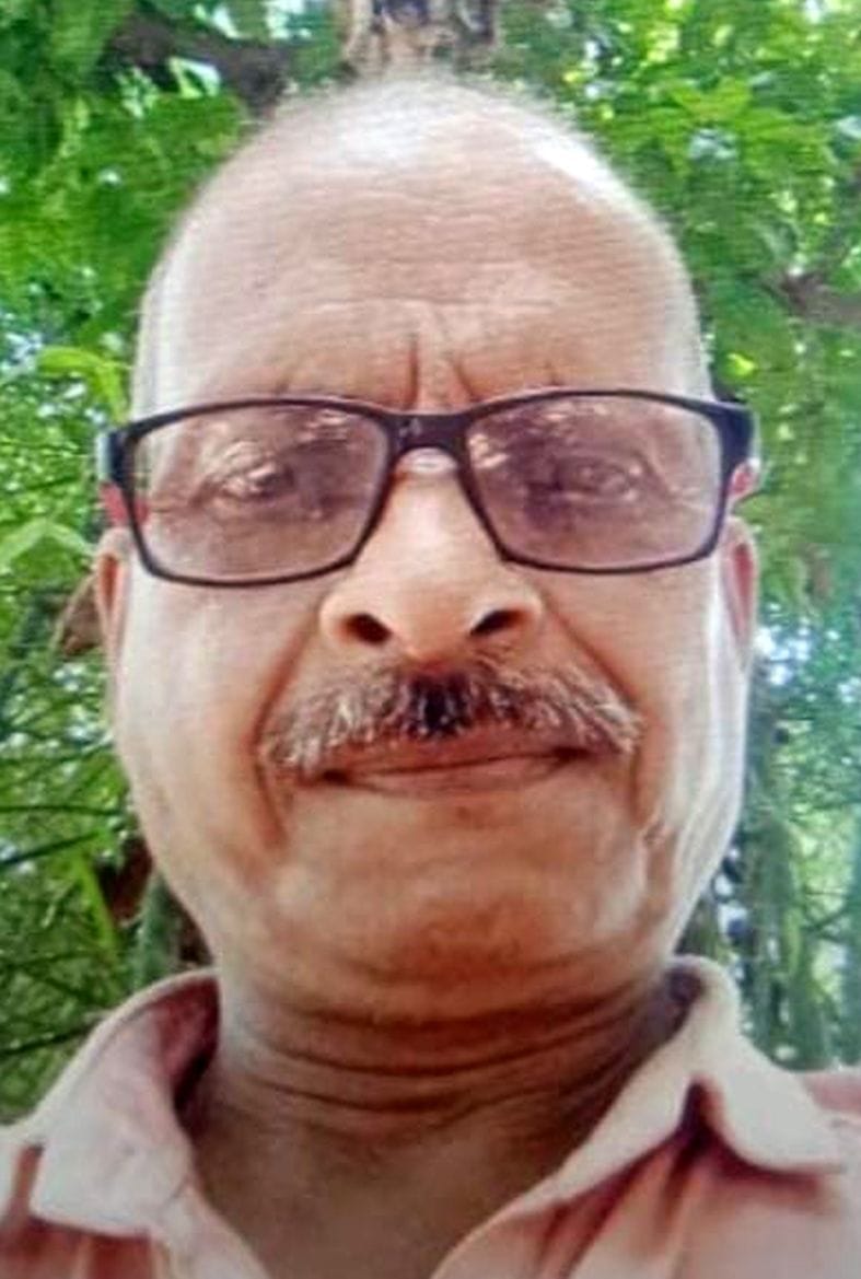 Middle-aged man dies due to collision with school bus