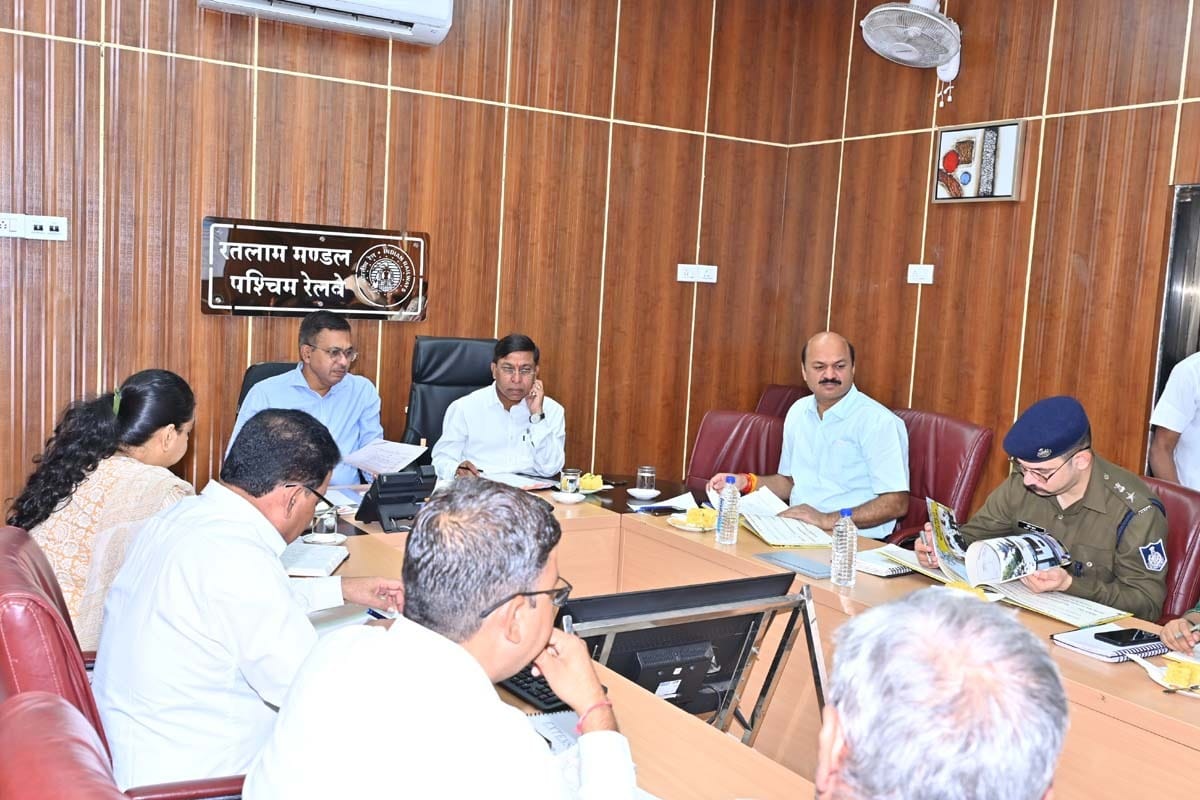 Ujjain: Preparations for Simhastha begin, Divisional Commissioner holds meeting with railway officers