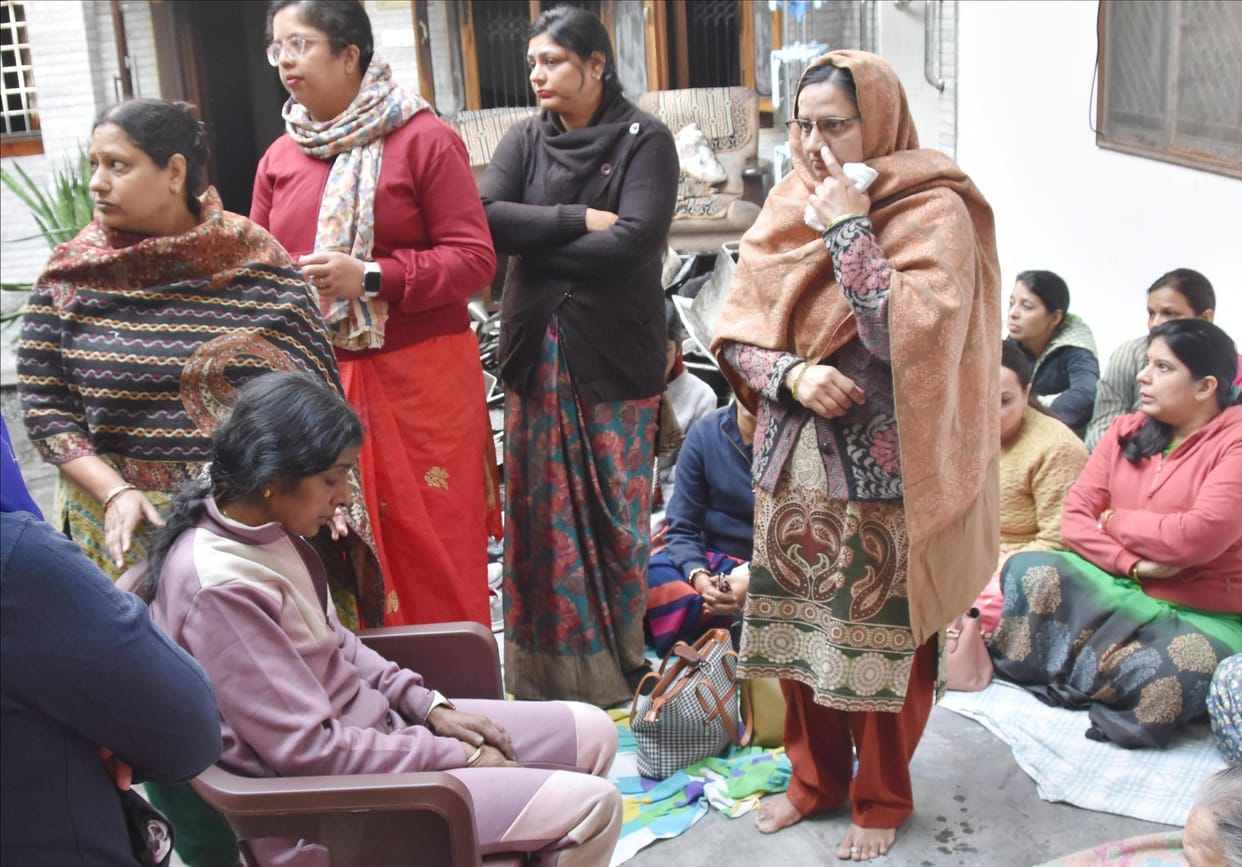 The daughter kept burning inside the house, the parents kept crying outside