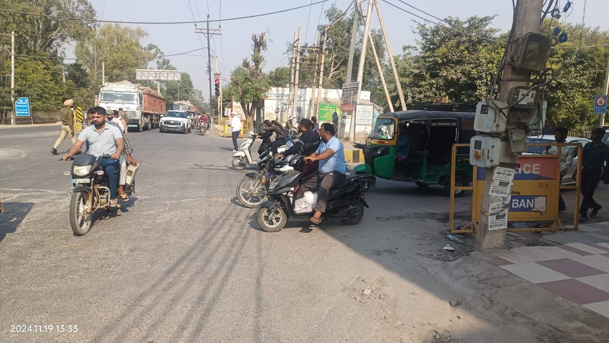 Traffic lights started, waiting for zebra crossing