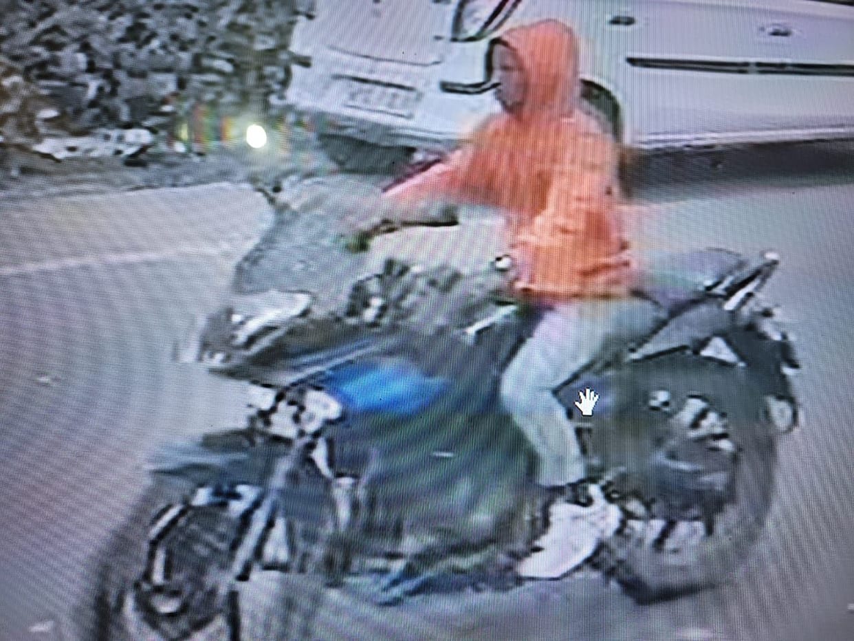 Bike stolen from railway station, captured in CCTV