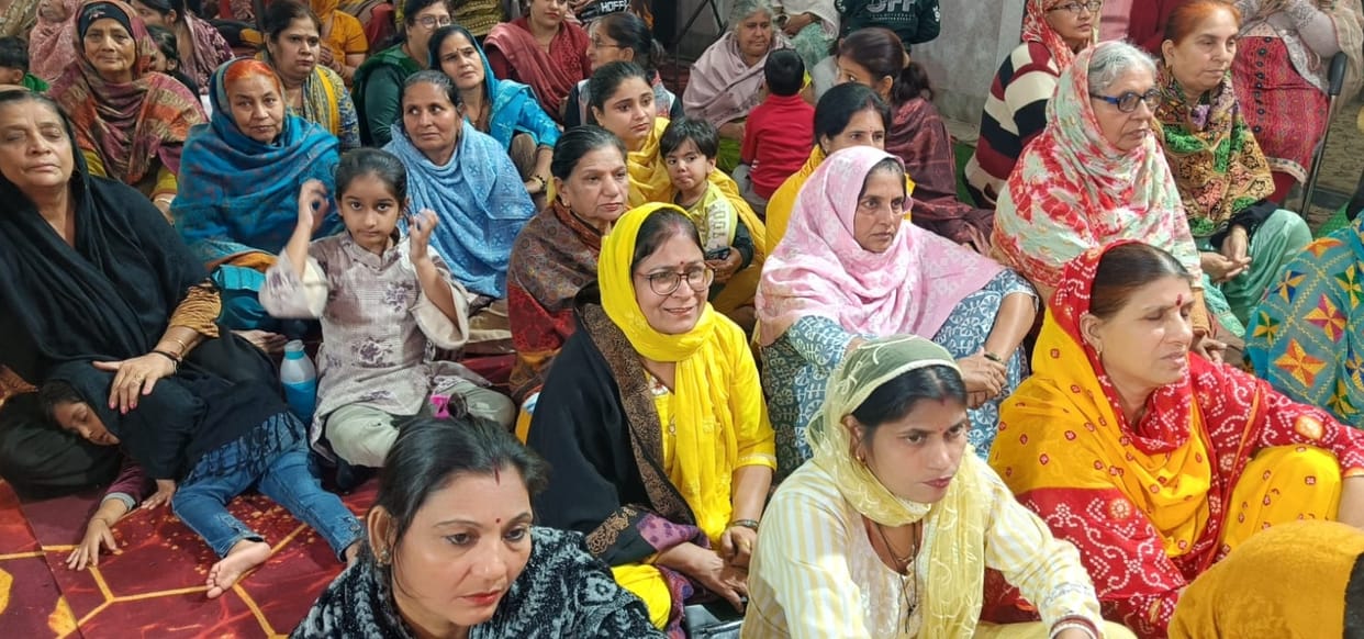 Devotees danced on the birth of Shri Krishna in Bhagwat Katha.