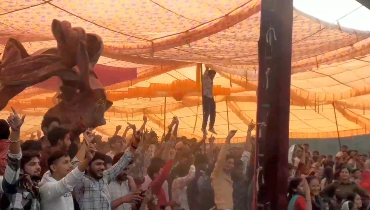 Arrangements deteriorated in Youth Festival, mats thrown at girl students, people climbed on pipes