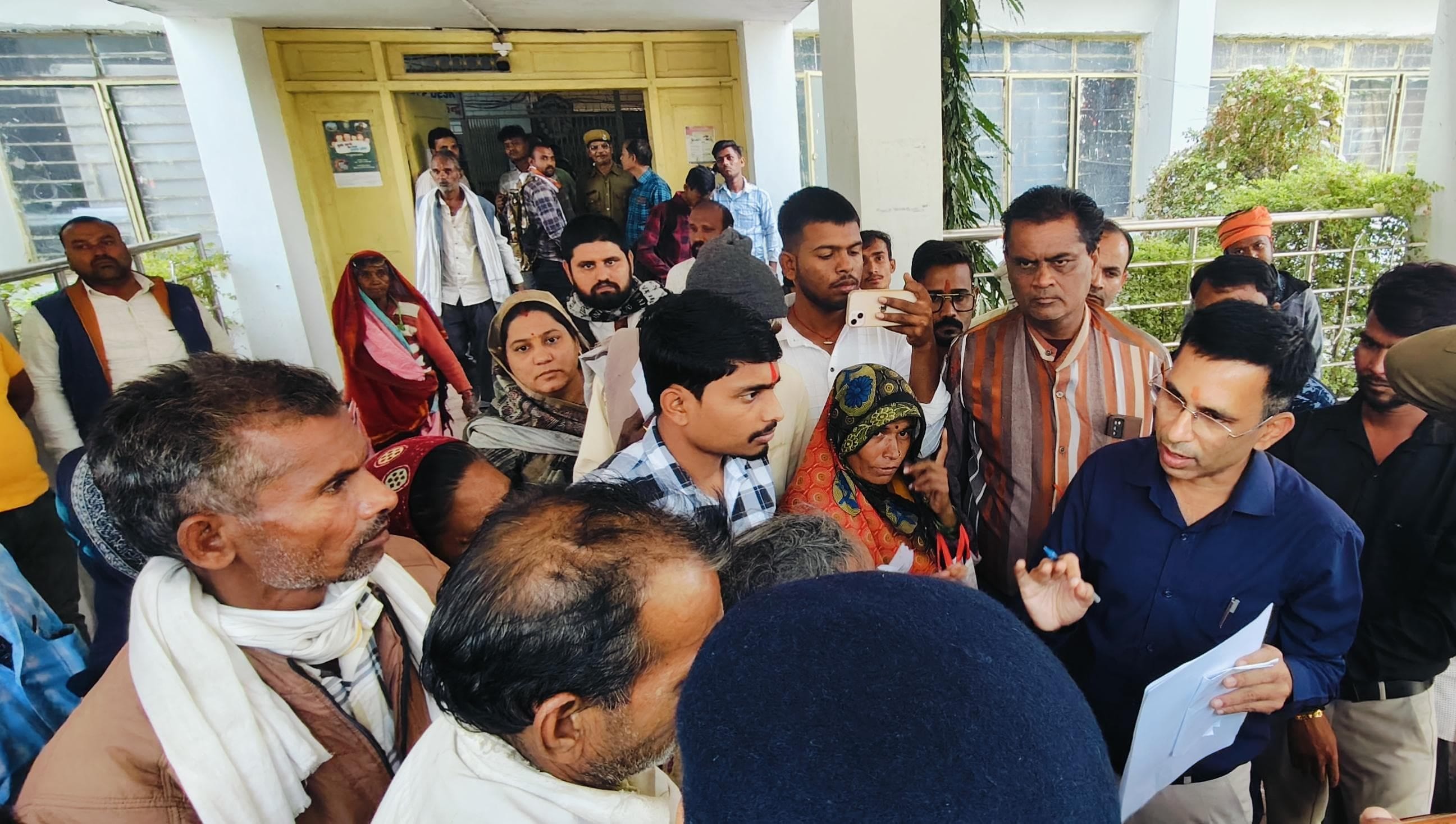 आवेदकों की समस्या सुनते कलेक्टर