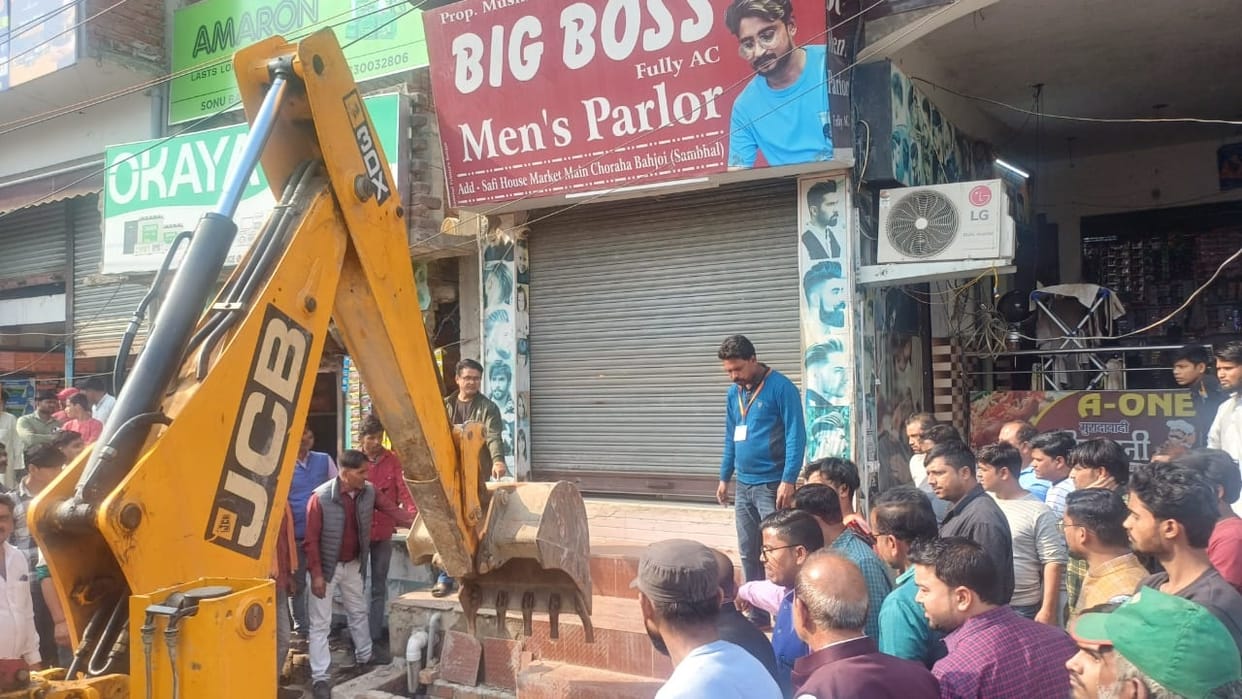 Amidst protests and bickering, the municipal team removed the encroachment