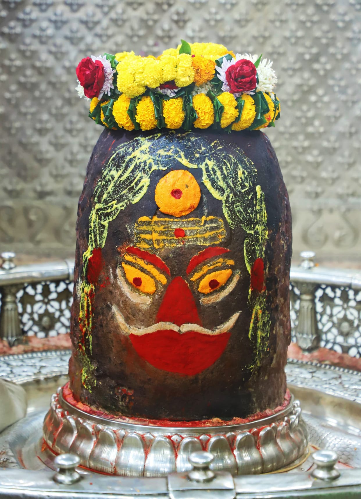 Baba Mahakal decorated with peacock feather garland in Bhasma Aarti, thousands of devotees took blessings