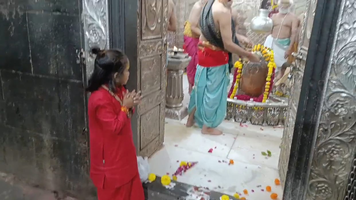 Such a saint arrived in Bhasma Aarti, with Tripund on his forehead and Rudraksha rosary around his neck