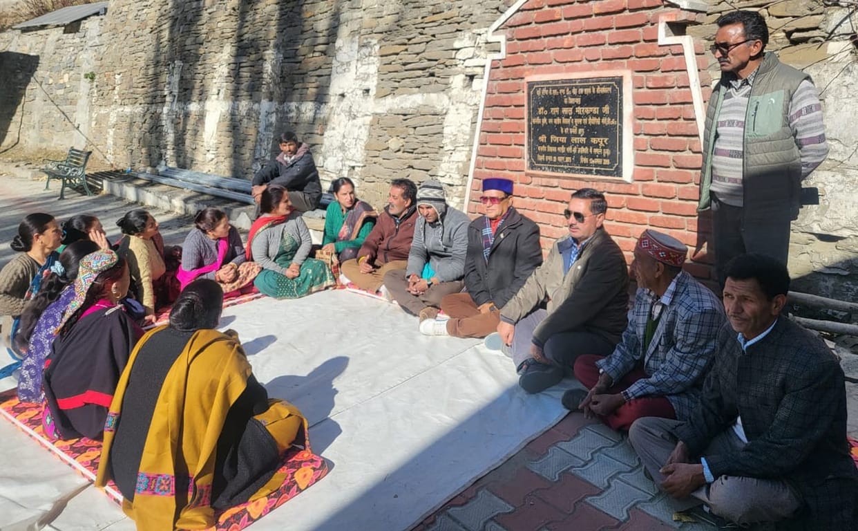 Strike continues amid cold, now Mahila Mandals also staged strike