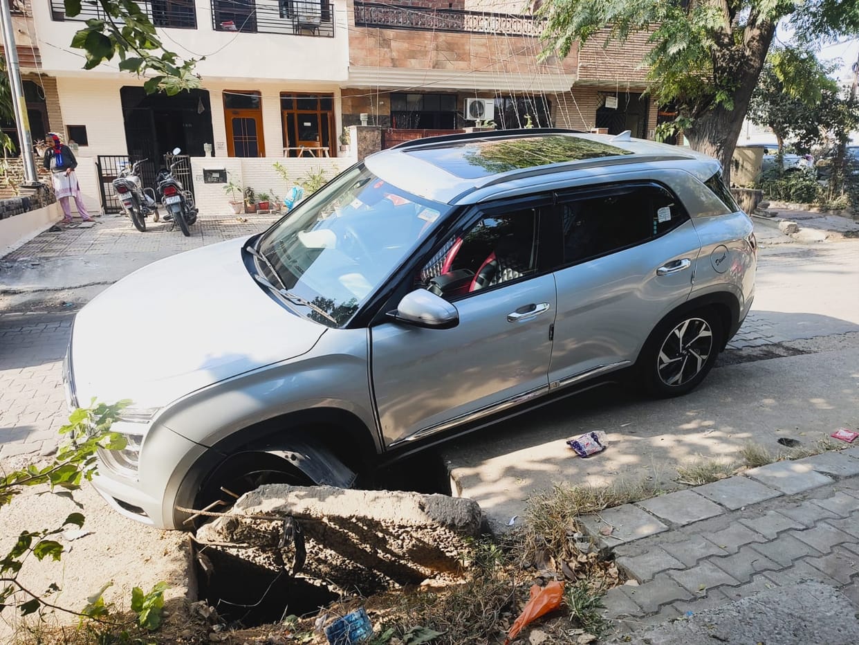 Car stuck in drainage of Sector-19, complaint lodged against the corporation