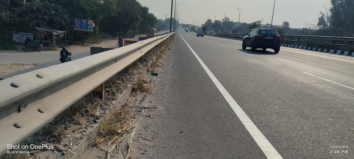Danger of accidents due to lack of reflectors and yellow tape on the roads