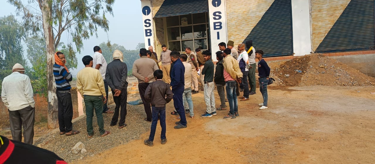 घटना स्थल पर मौजूद लोग