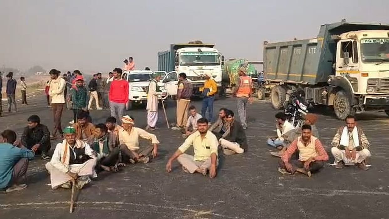 Villagers sitting on dharna blocked the expressway