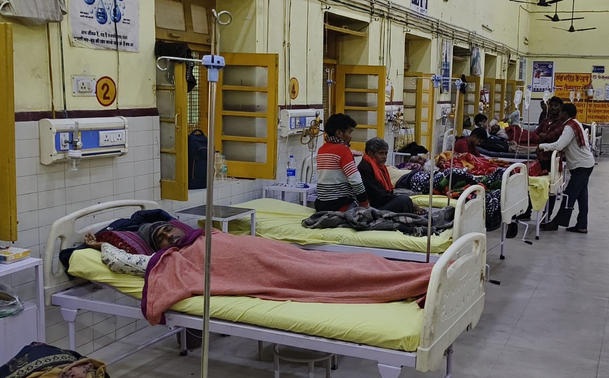 Patients passing the cold night by bringing blankets from home