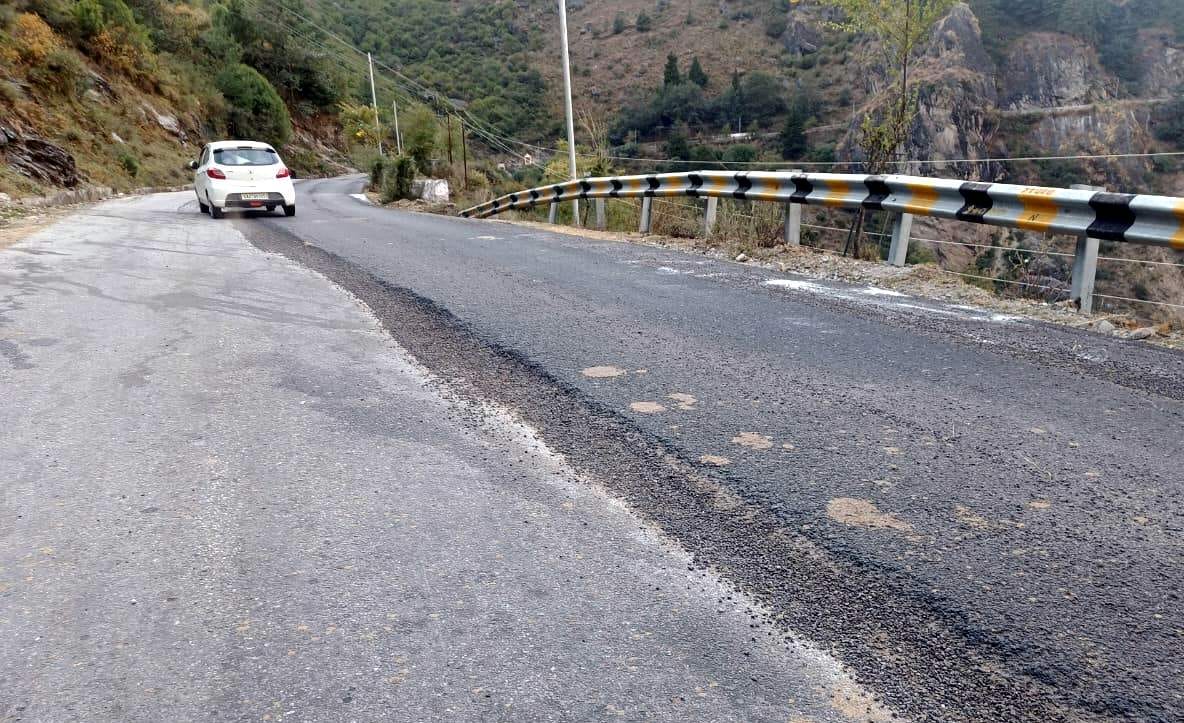 Danger of accident due to incomplete asphalt on Jyotirmath-Malari highway