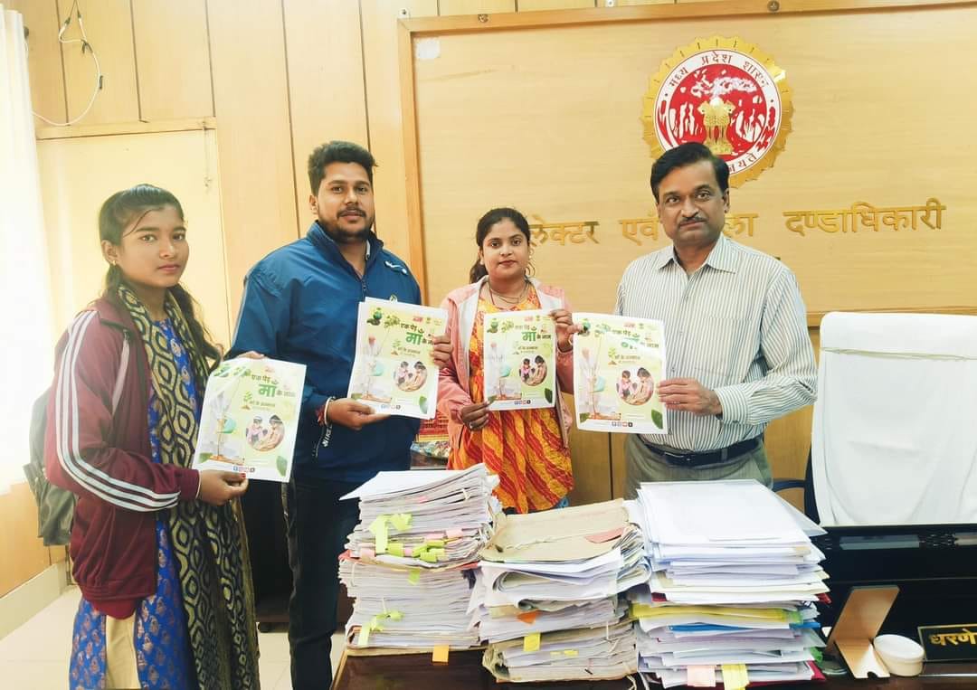 Umaria Environmental friends handed over poster One tree in name of mother to DM