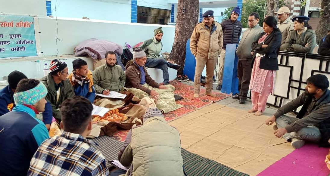 Police reached Gopeshwar to pick up the hunger strikers, created ruckus