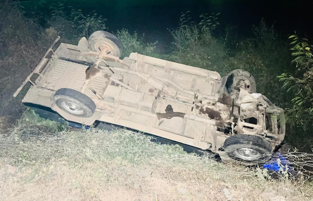 Damoh car of students out of control and overturned 8 students injured