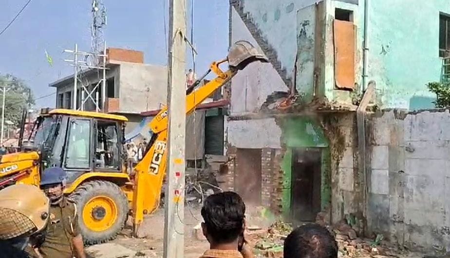 Khudaganj: Encroachment obstructing highway construction demolished