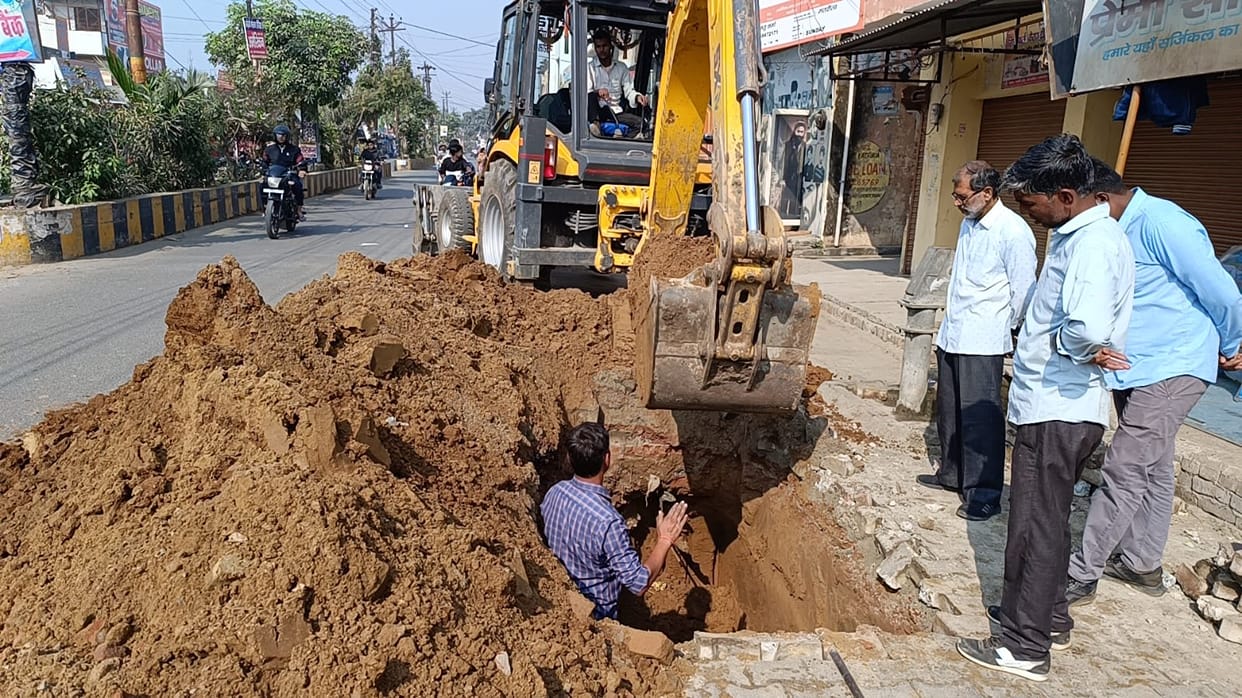 Due to leaking pipeline, sufficient water is not reaching four localities
