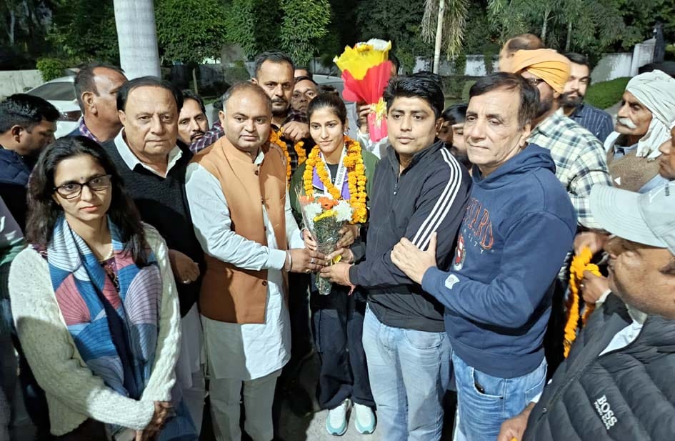 Hockey player Navneet Kaur welcomed on reaching Shahabad