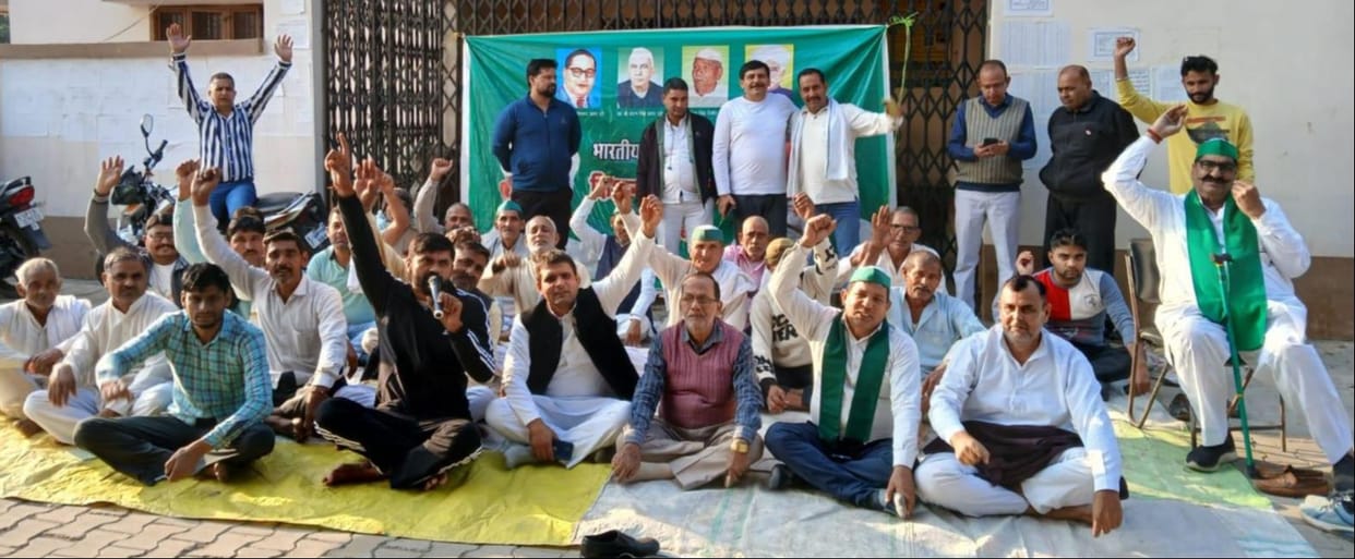 Farmers lock out committee for not paying sugarcane dues