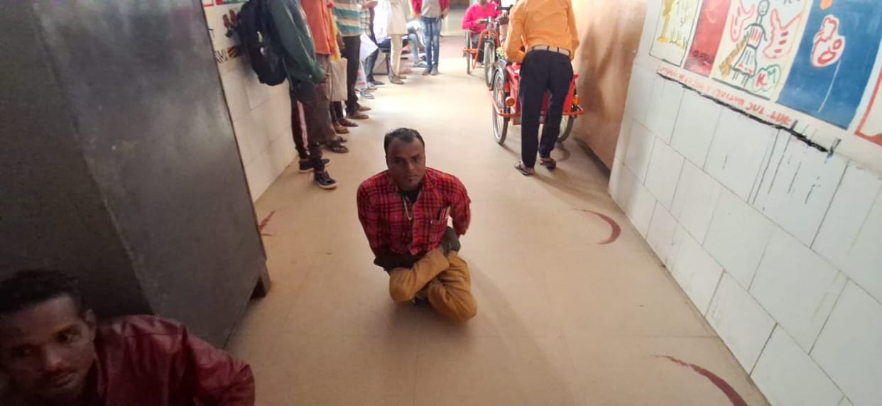 Chhindwara News Disabled people kept getting troubled in hospital there was problem due to absence of doctor