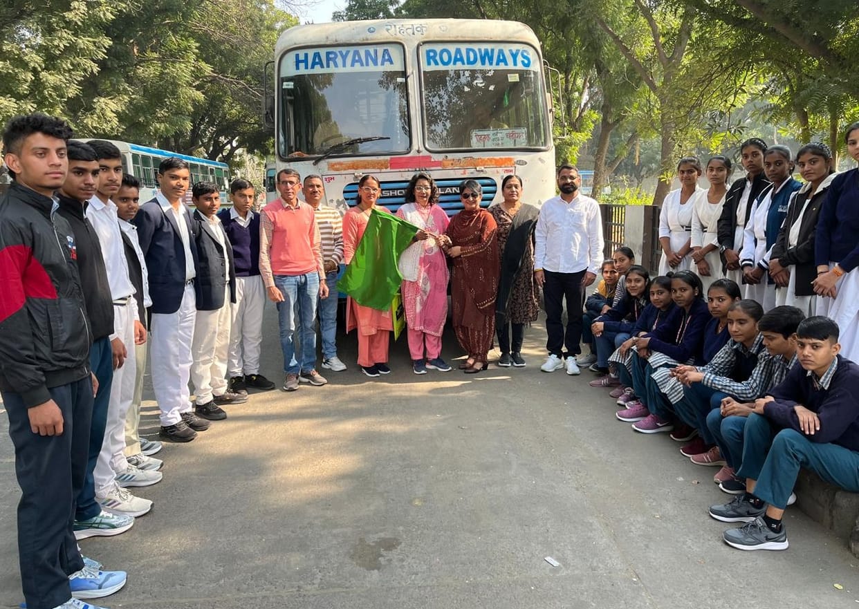 Group of students left for Manali for tour