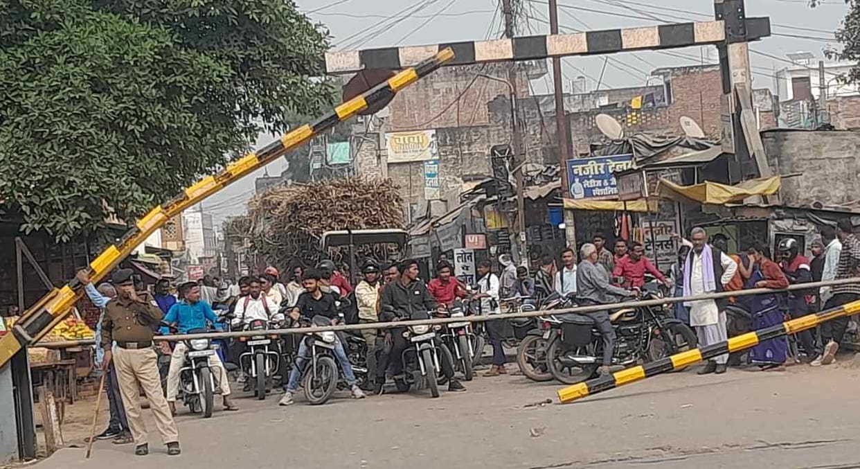 Pickup fell 40 feet from overbridge, two injured