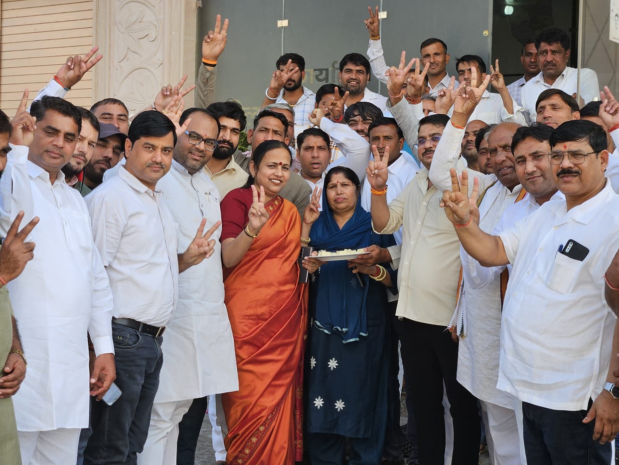 Workers distributed laddus on BJP's victory in Maharashtra