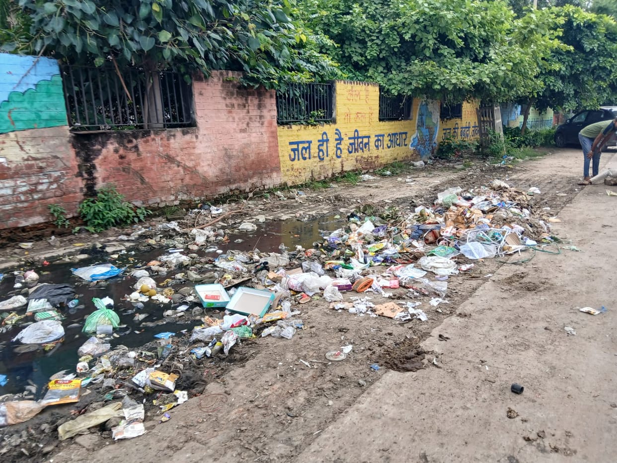 320 sweepers for a population of three lakhs, how should the cleaning be done?