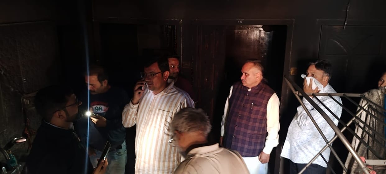 Fire broke out in the house due to short-circuit, batteries of e-rickshaw burst, household items burnt