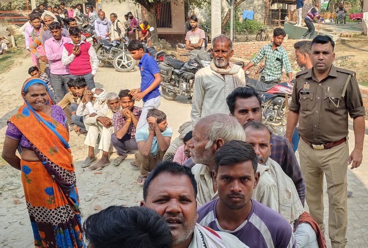 Farmers stood in queue for fertilizer... Police distributed fertilizer