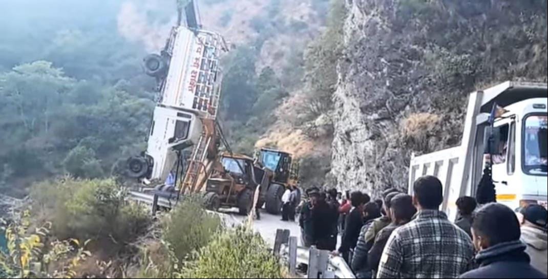 Pickup vehicle that fell in Chamera Dam was pulled out with a crane.