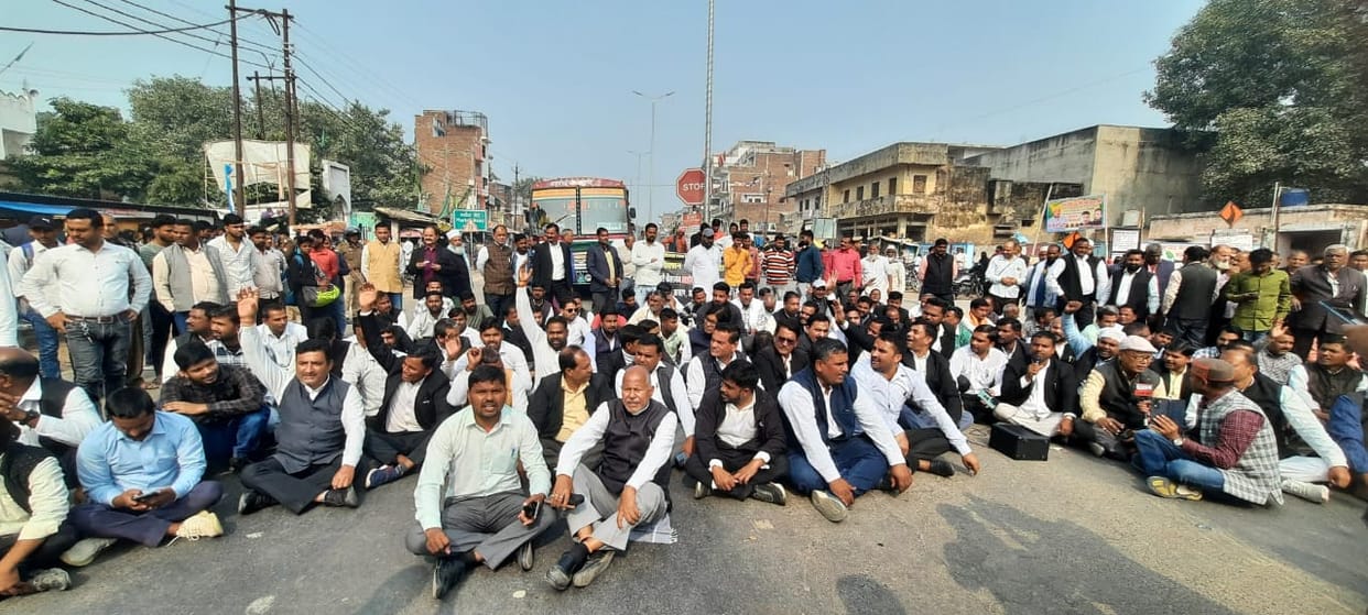 Protest by lawyers on National Highway, jam