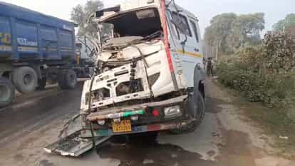 Lucknow News: कोहरे में भिड़े डंपर, क्लीनर की मौत, चार लोग घायल Dumper collides in fog, cleaner killed, four injured