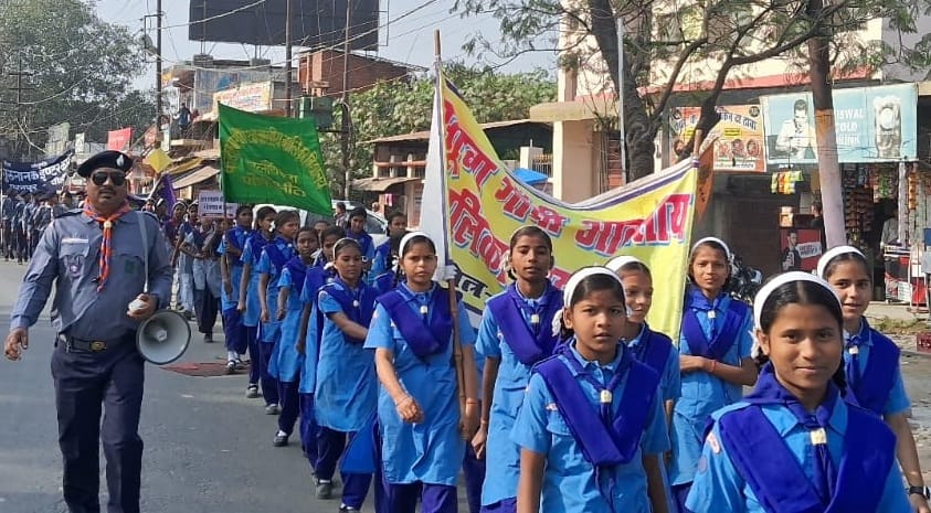 By doing voluntary work in the Scout-Guide Rally, people were made aware of traffic rules