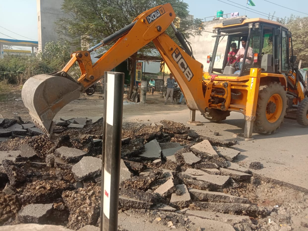 Finally the construction of Banda road from Pakadia Chauraha to Assam Highway has started