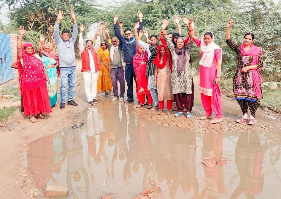 People troubled by sewerage problem raised slogans