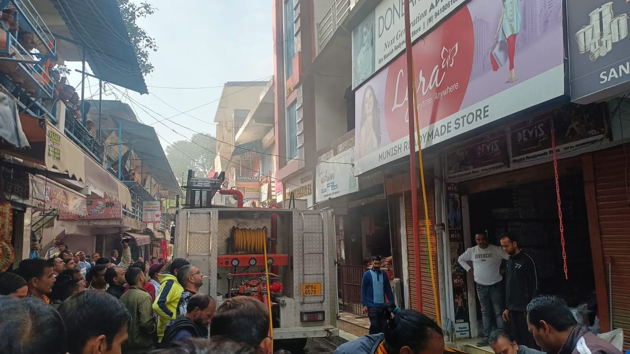 Shop caught fire due to short circuit, loss worth lakhs