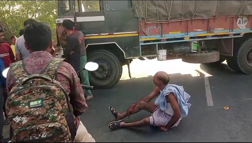 सड़क पर बैठा घायल चालक