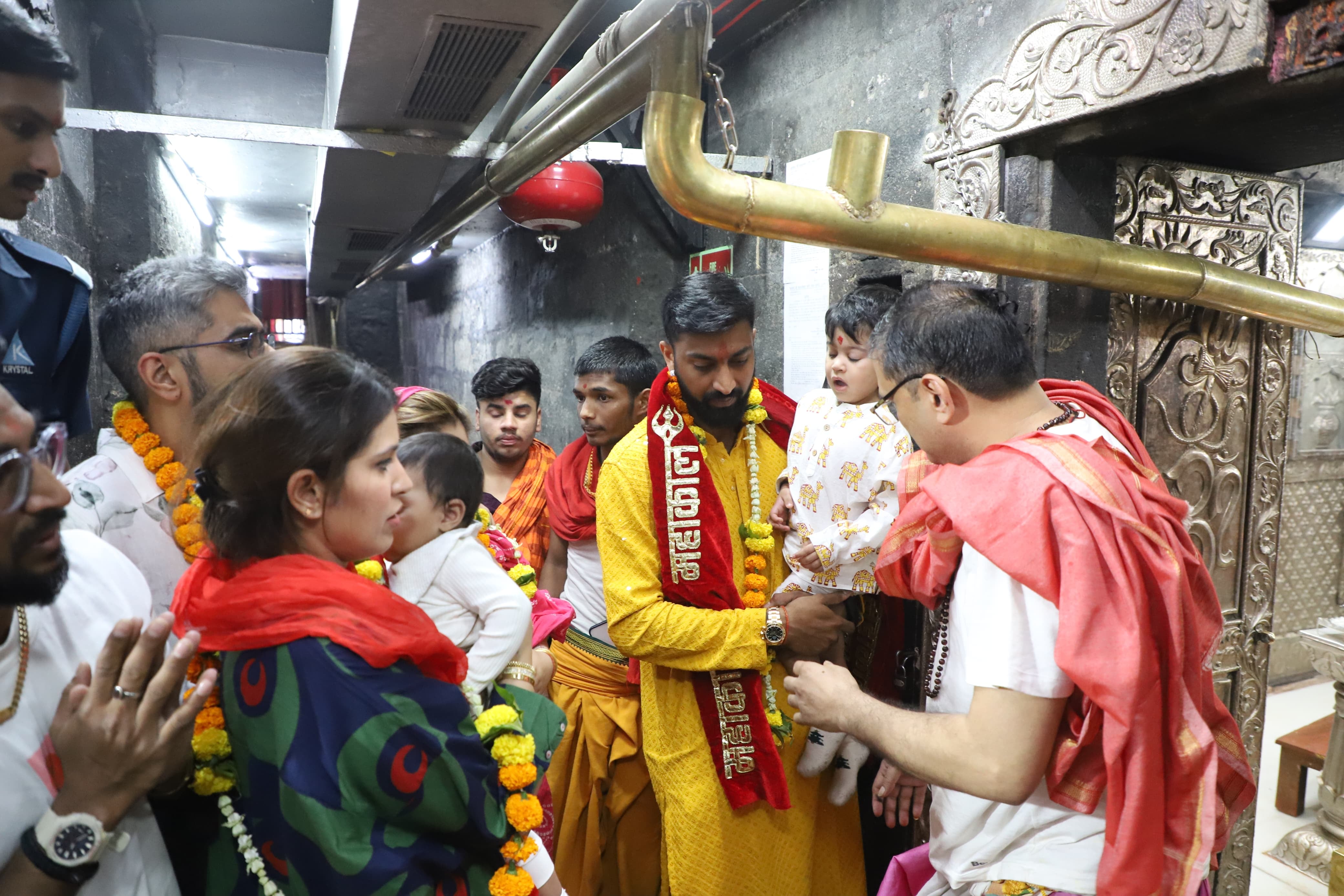Ujjain News: Cricketer Kunal Pandya reached the shelter of Mahakal with his family
