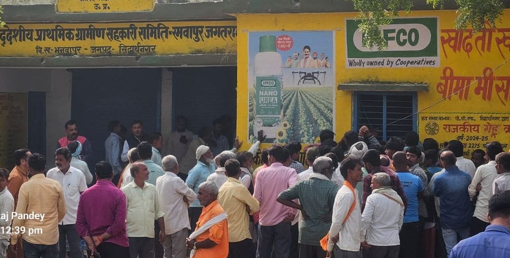 Outcry for fertilizer...long queues at committees since morning