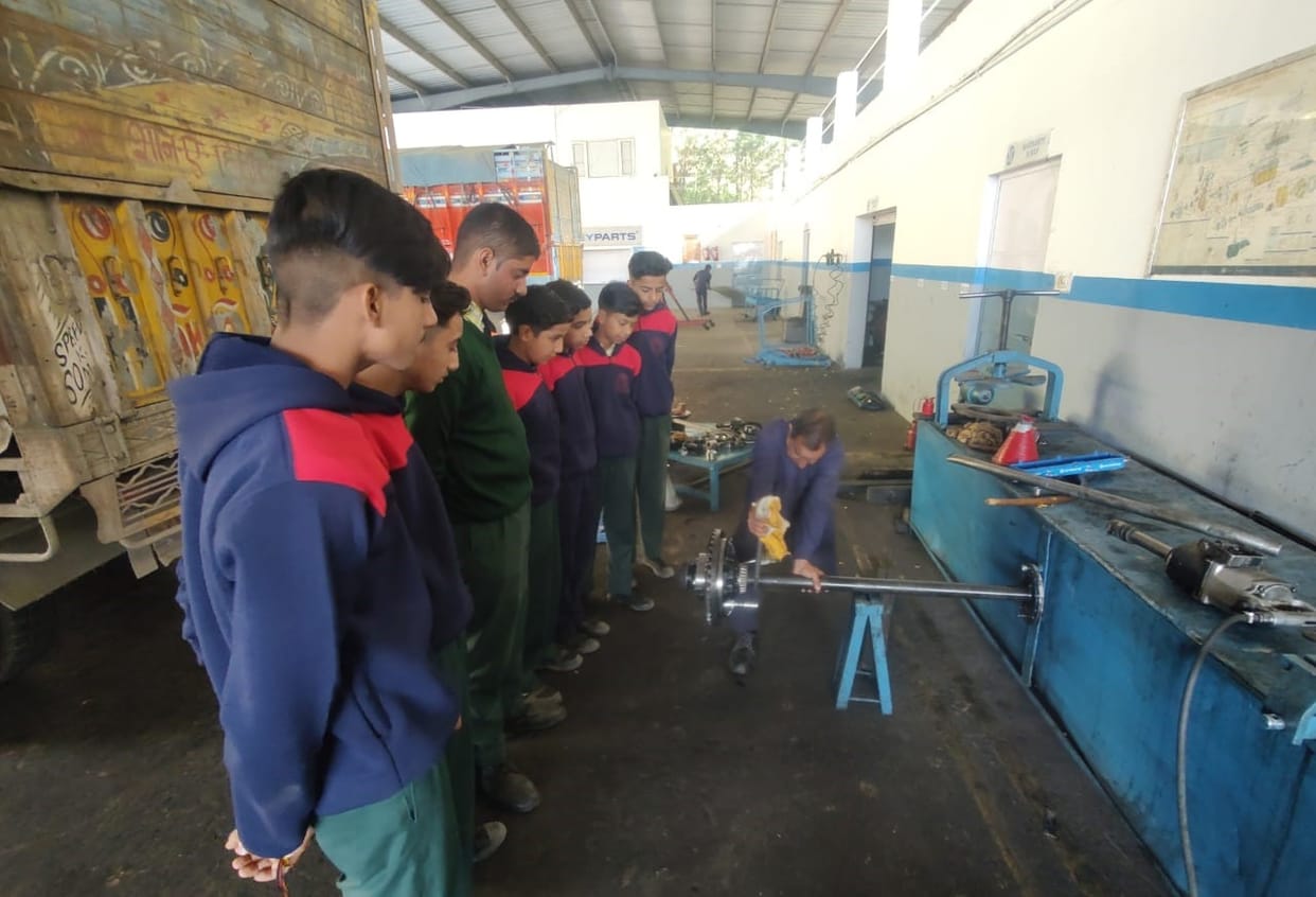 Students learned the method of vehicle maintenance